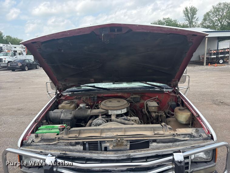 image for item ET5127 1993 Chevrolet 3500 Crew Cab flatbed pickup truck