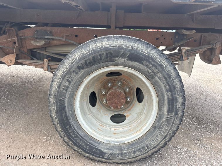 image for item ET5127 1993 Chevrolet 3500 Crew Cab flatbed pickup truck