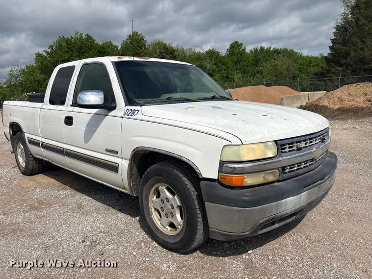 image for item ET5128 2002 Chevrolet Silverado 1500 Ext. Cab pickup truck