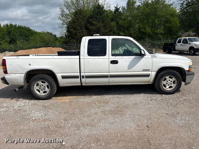 image for item ET5128 2002 Chevrolet Silverado 1500 Ext. Cab pickup truck