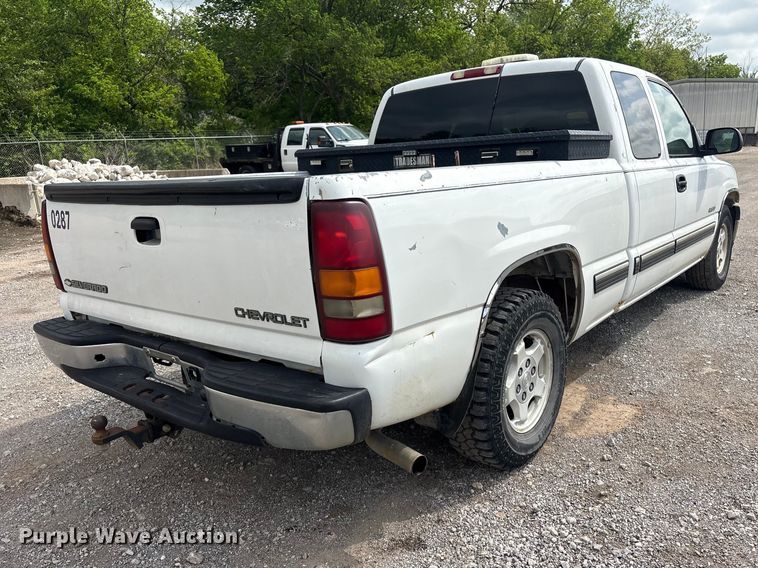 image for item ET5128 2002 Chevrolet Silverado 1500 Ext. Cab pickup truck