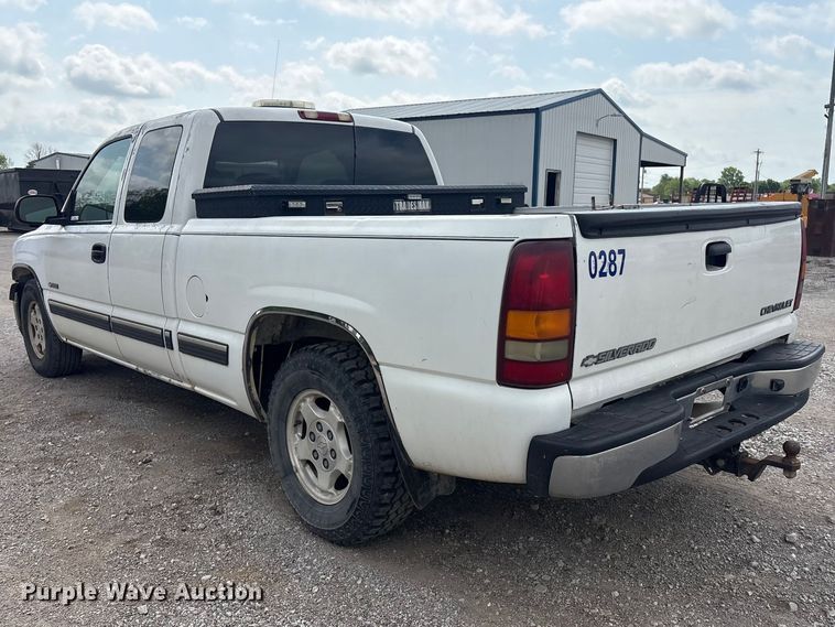 image for item ET5128 2002 Chevrolet Silverado 1500 Ext. Cab pickup truck