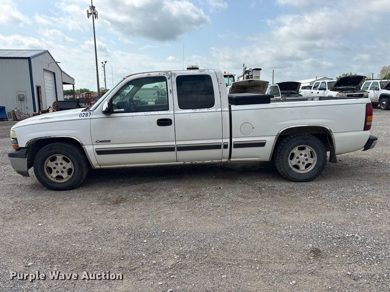 image for item ET5128 2002 Chevrolet Silverado 1500 Ext. Cab pickup truck