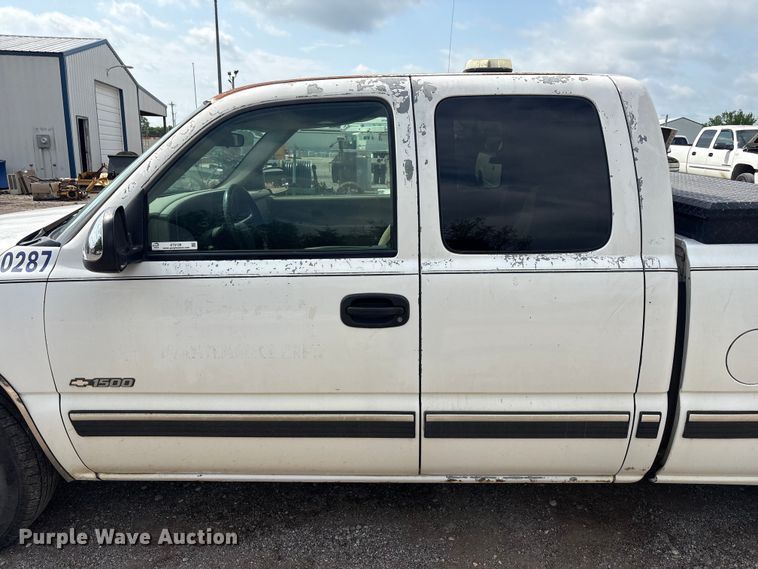 image for item ET5128 2002 Chevrolet Silverado 1500 Ext. Cab pickup truck