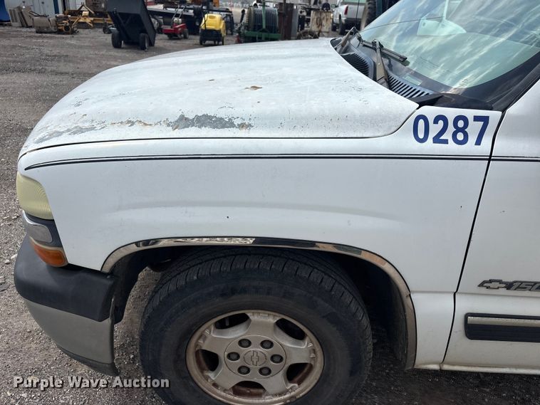 image for item ET5128 2002 Chevrolet Silverado 1500 Ext. Cab pickup truck