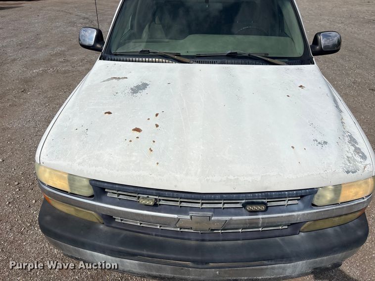 image for item ET5128 2002 Chevrolet Silverado 1500 Ext. Cab pickup truck