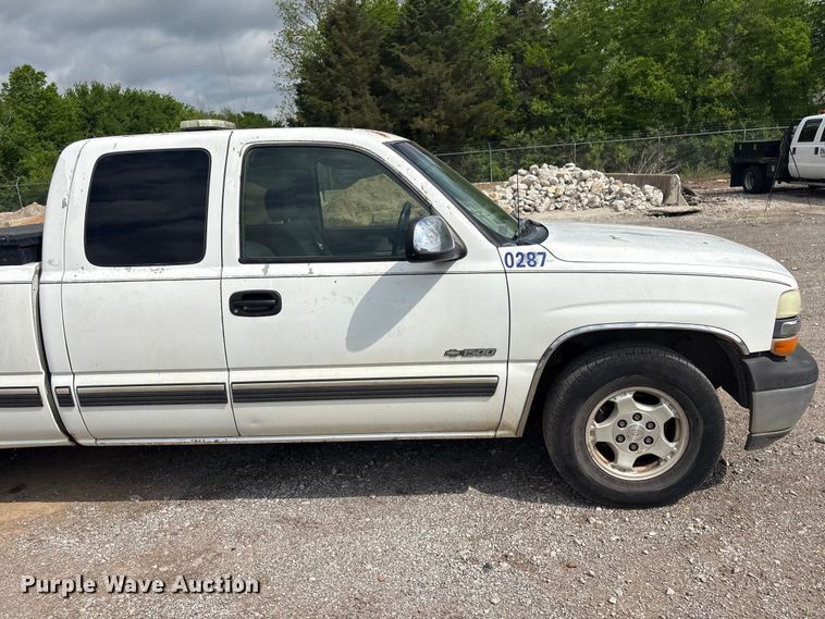 image for item ET5128 2002 Chevrolet Silverado 1500 Ext. Cab pickup truck