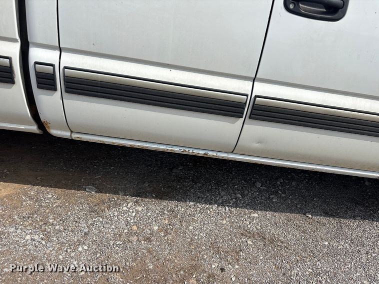 image for item ET5128 2002 Chevrolet Silverado 1500 Ext. Cab pickup truck