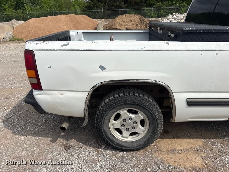 image for item ET5128 2002 Chevrolet Silverado 1500 Ext. Cab pickup truck