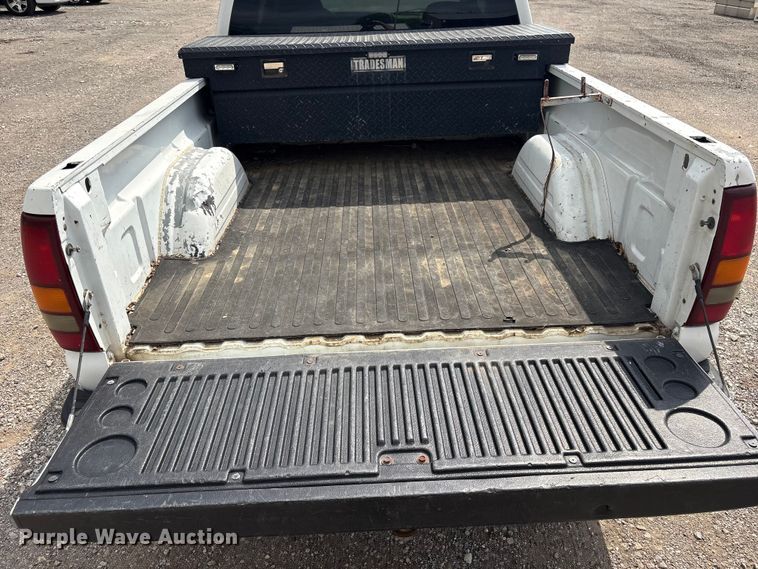 image for item ET5128 2002 Chevrolet Silverado 1500 Ext. Cab pickup truck