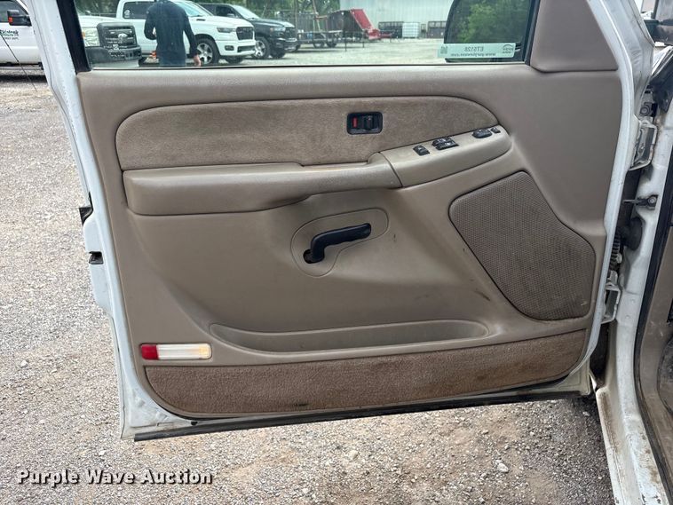 image for item ET5128 2002 Chevrolet Silverado 1500 Ext. Cab pickup truck