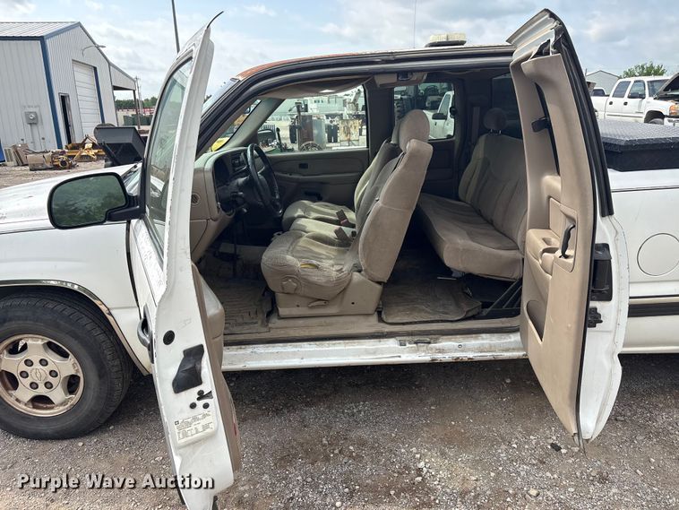 image for item ET5128 2002 Chevrolet Silverado 1500 Ext. Cab pickup truck