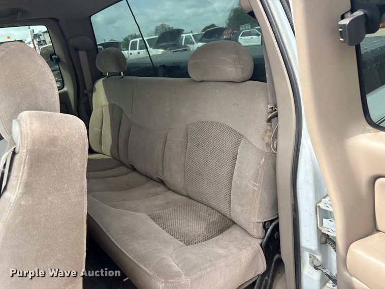 image for item ET5128 2002 Chevrolet Silverado 1500 Ext. Cab pickup truck