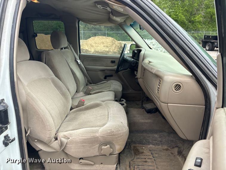 image for item ET5128 2002 Chevrolet Silverado 1500 Ext. Cab pickup truck