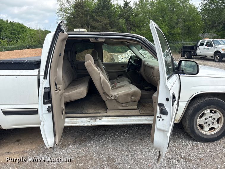 image for item ET5128 2002 Chevrolet Silverado 1500 Ext. Cab pickup truck