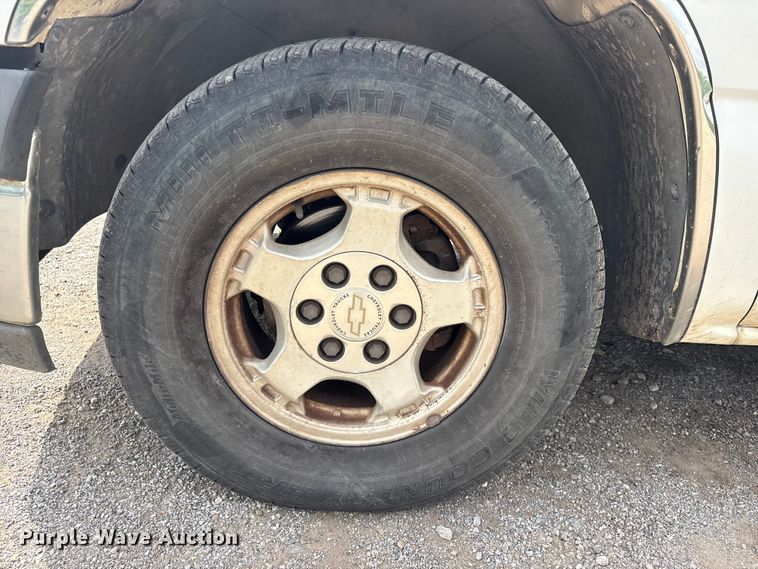 image for item ET5128 2002 Chevrolet Silverado 1500 Ext. Cab pickup truck