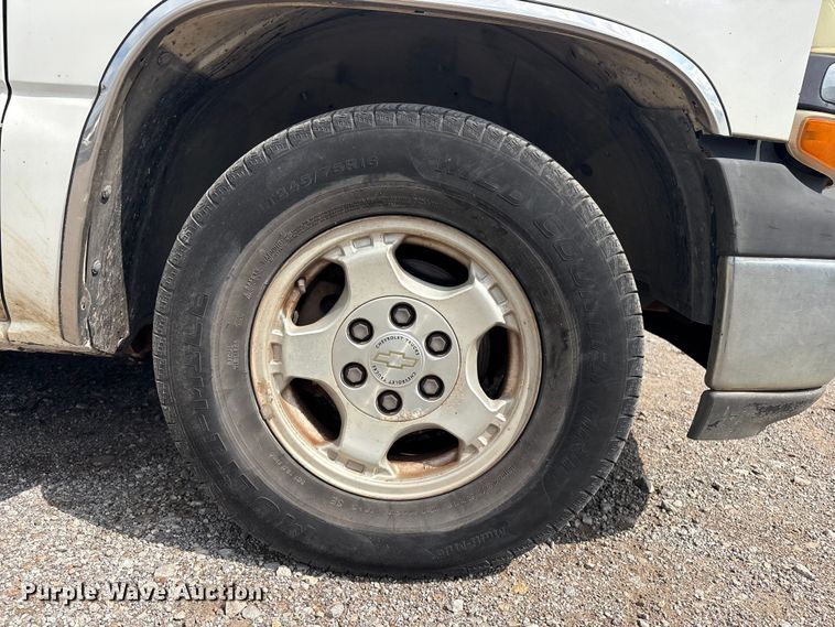 image for item ET5128 2002 Chevrolet Silverado 1500 Ext. Cab pickup truck