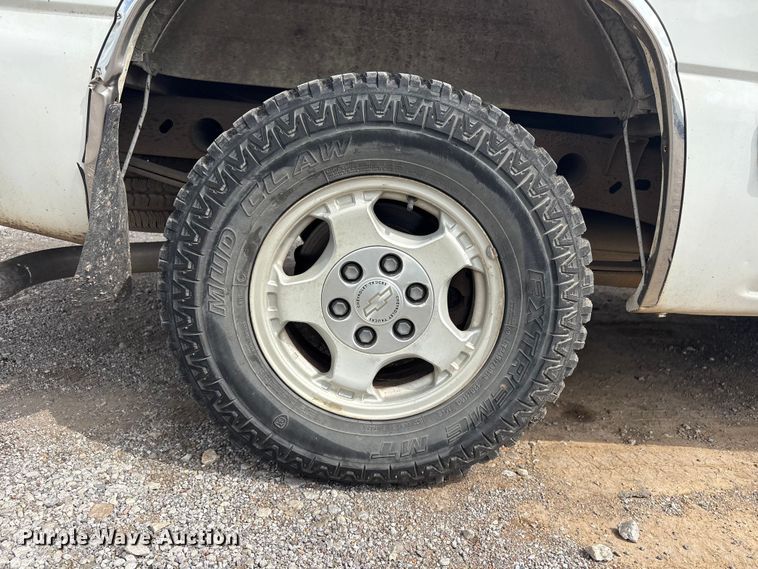 image for item ET5128 2002 Chevrolet Silverado 1500 Ext. Cab pickup truck