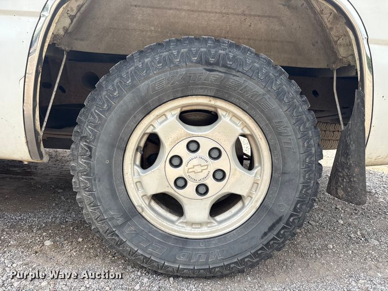 image for item ET5128 2002 Chevrolet Silverado 1500 Ext. Cab pickup truck