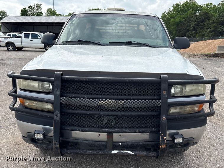 image for item ET5132 2000 Chevrolet 1500 Ext. Cab flatbed pickup truck