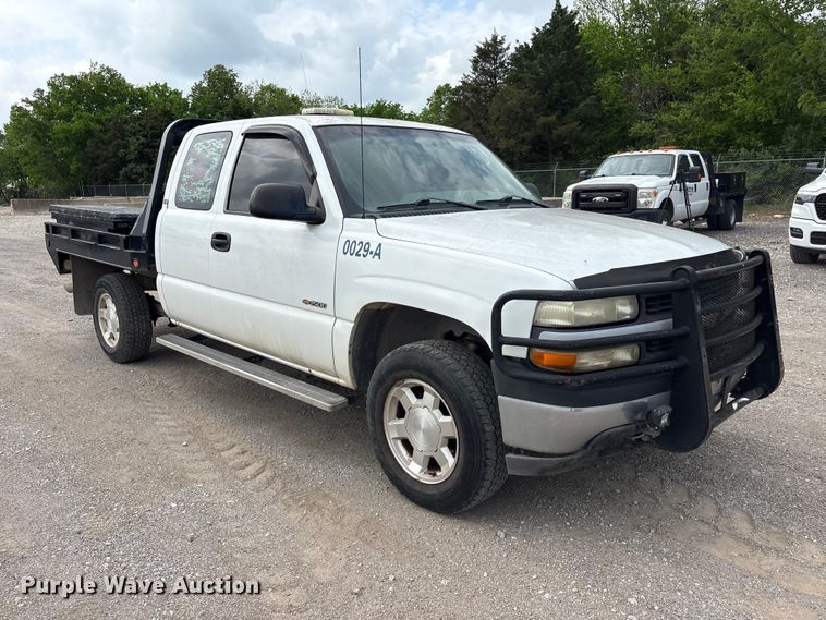 image for item ET5132 2000 Chevrolet 1500 Ext. Cab flatbed pickup truck