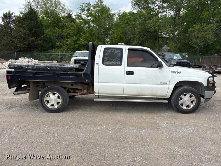 image for item ET5132 2000 Chevrolet 1500 Ext. Cab flatbed pickup truck