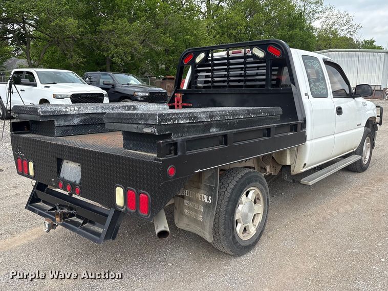image for item ET5132 2000 Chevrolet 1500 Ext. Cab flatbed pickup truck