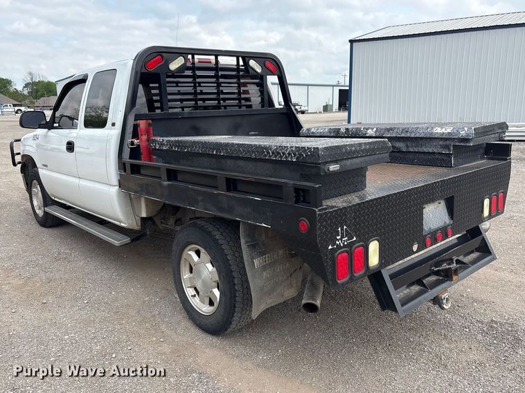 image for item ET5132 2000 Chevrolet 1500 Ext. Cab flatbed pickup truck