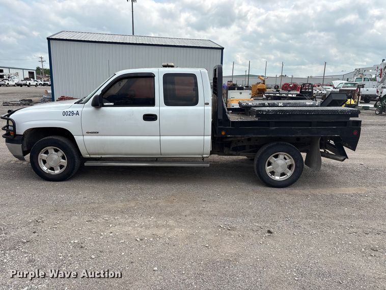 image for item ET5132 2000 Chevrolet 1500 Ext. Cab flatbed pickup truck