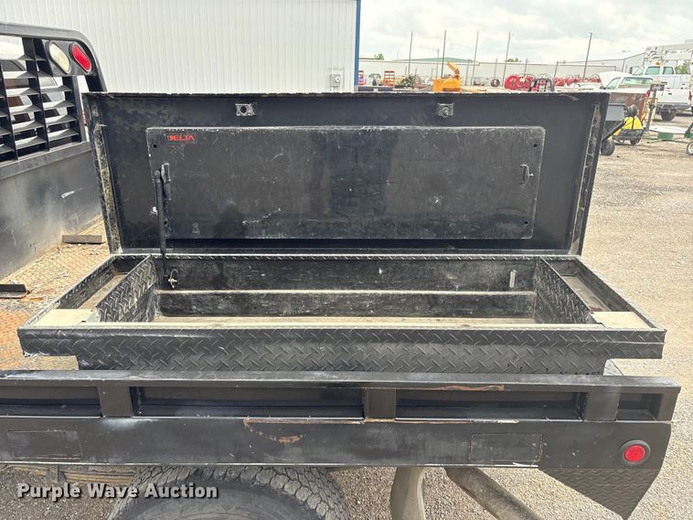 image for item ET5132 2000 Chevrolet 1500 Ext. Cab flatbed pickup truck