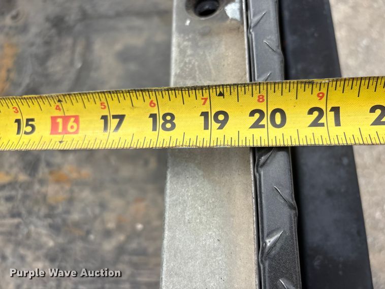 image for item ET5132 2000 Chevrolet 1500 Ext. Cab flatbed pickup truck