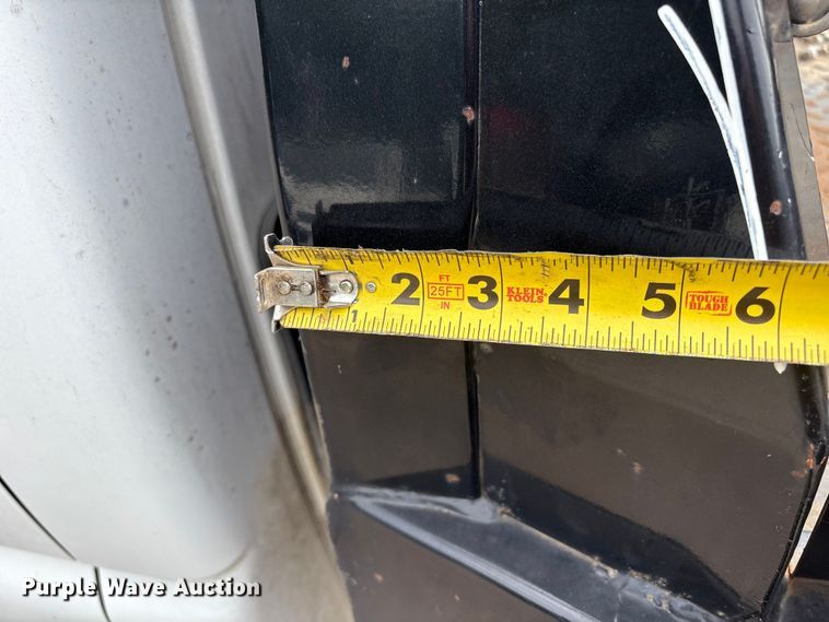 image for item ET5132 2000 Chevrolet 1500 Ext. Cab flatbed pickup truck