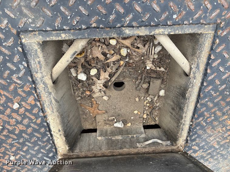 image for item ET5132 2000 Chevrolet 1500 Ext. Cab flatbed pickup truck