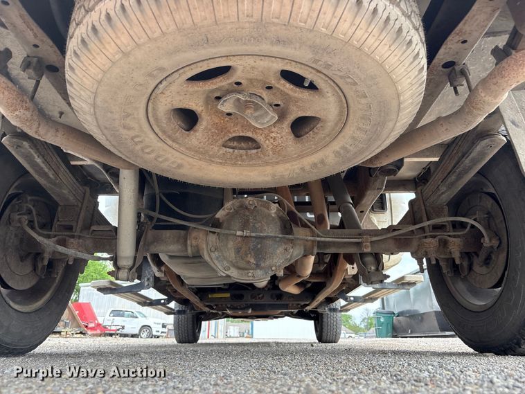 image for item ET5132 2000 Chevrolet 1500 Ext. Cab flatbed pickup truck