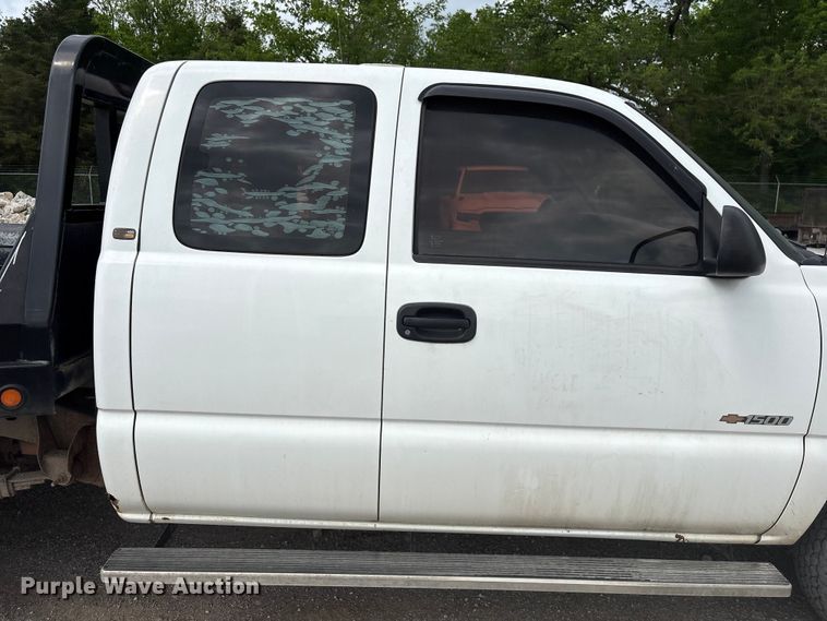 image for item ET5132 2000 Chevrolet 1500 Ext. Cab flatbed pickup truck