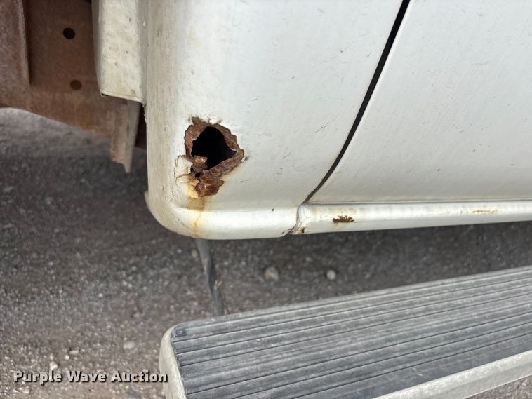 image for item ET5132 2000 Chevrolet 1500 Ext. Cab flatbed pickup truck