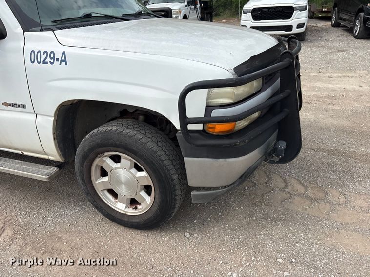 image for item ET5132 2000 Chevrolet 1500 Ext. Cab flatbed pickup truck