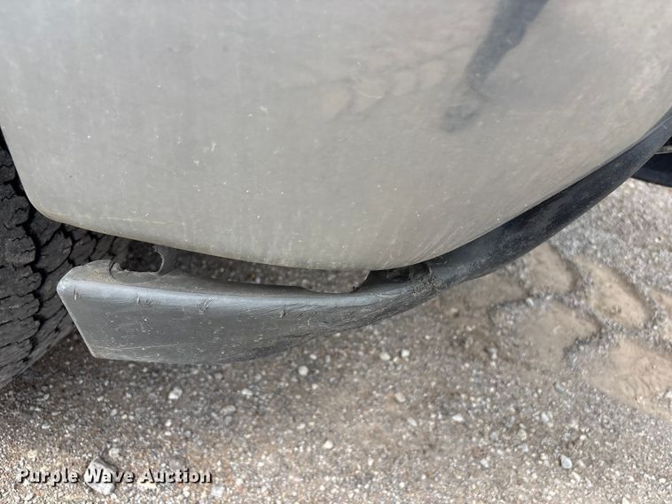 image for item ET5132 2000 Chevrolet 1500 Ext. Cab flatbed pickup truck