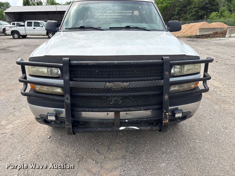 image for item ET5132 2000 Chevrolet 1500 Ext. Cab flatbed pickup truck