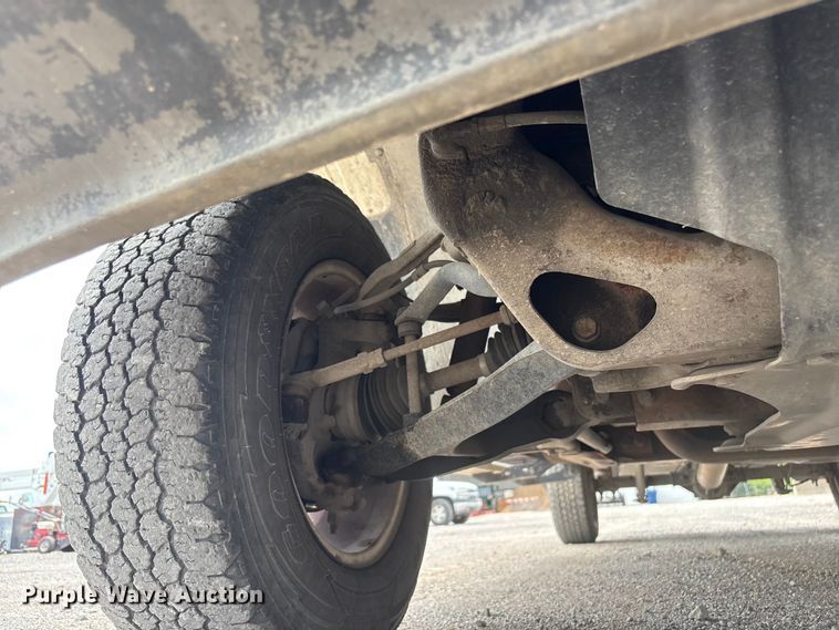 image for item ET5132 2000 Chevrolet 1500 Ext. Cab flatbed pickup truck