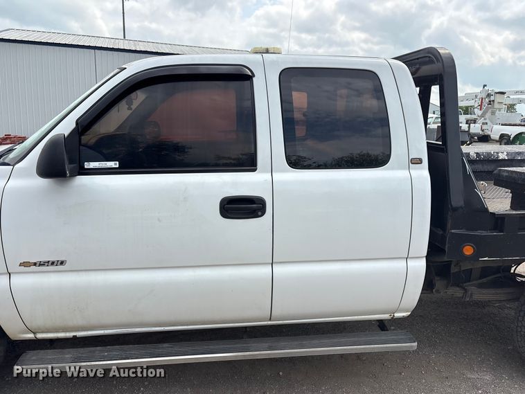 image for item ET5132 2000 Chevrolet 1500 Ext. Cab flatbed pickup truck