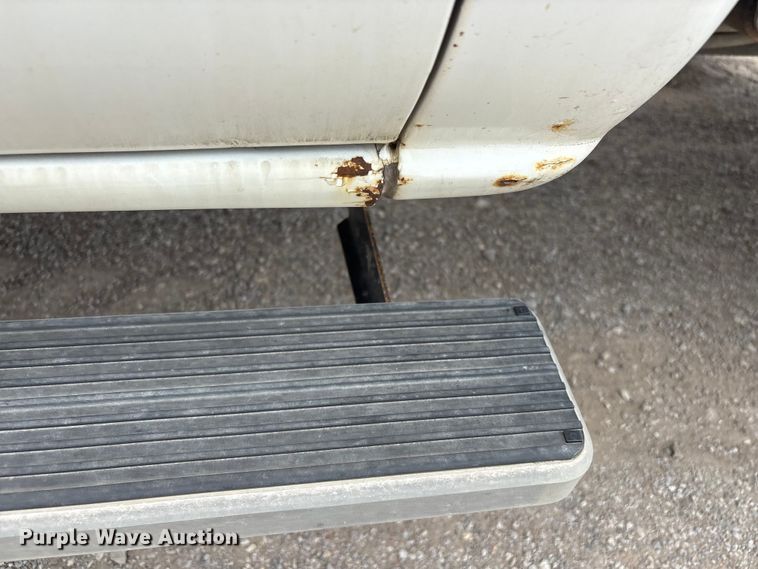 image for item ET5132 2000 Chevrolet 1500 Ext. Cab flatbed pickup truck