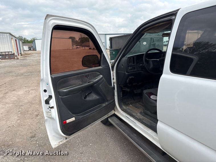 image for item ET5132 2000 Chevrolet 1500 Ext. Cab flatbed pickup truck