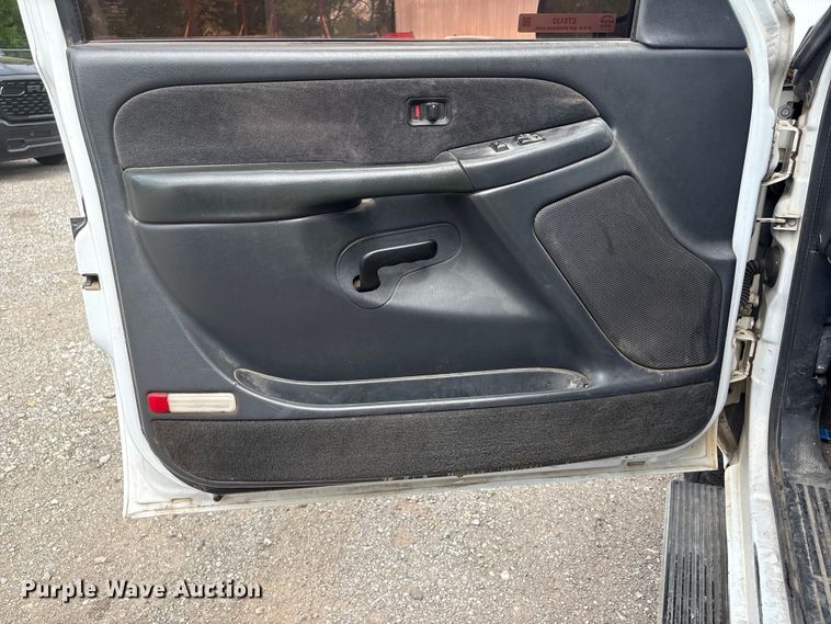 image for item ET5132 2000 Chevrolet 1500 Ext. Cab flatbed pickup truck