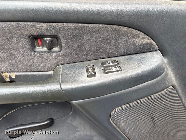 image for item ET5132 2000 Chevrolet 1500 Ext. Cab flatbed pickup truck