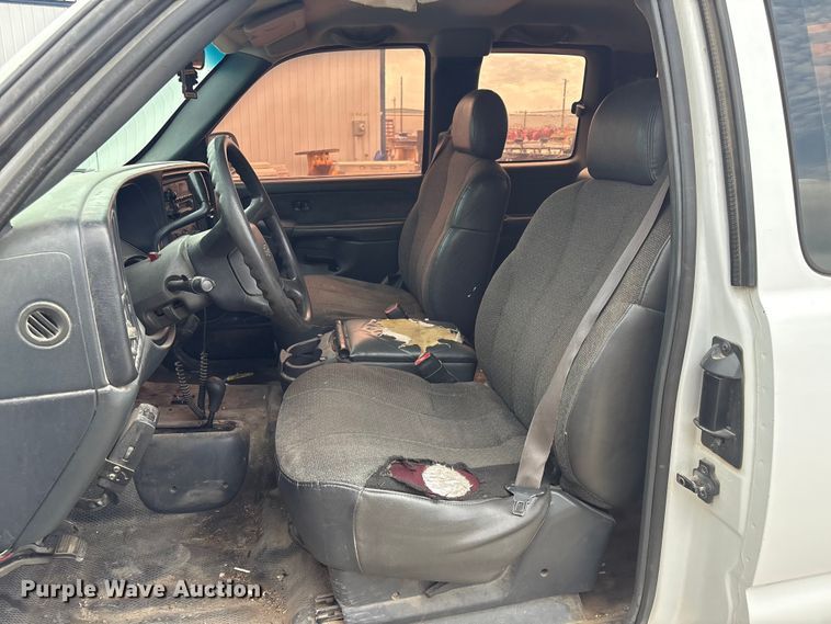 image for item ET5132 2000 Chevrolet 1500 Ext. Cab flatbed pickup truck