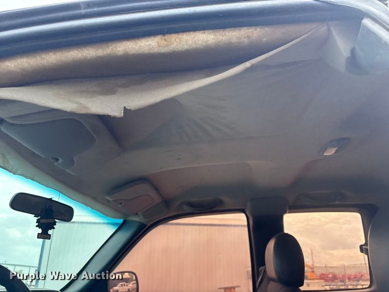 image for item ET5132 2000 Chevrolet 1500 Ext. Cab flatbed pickup truck