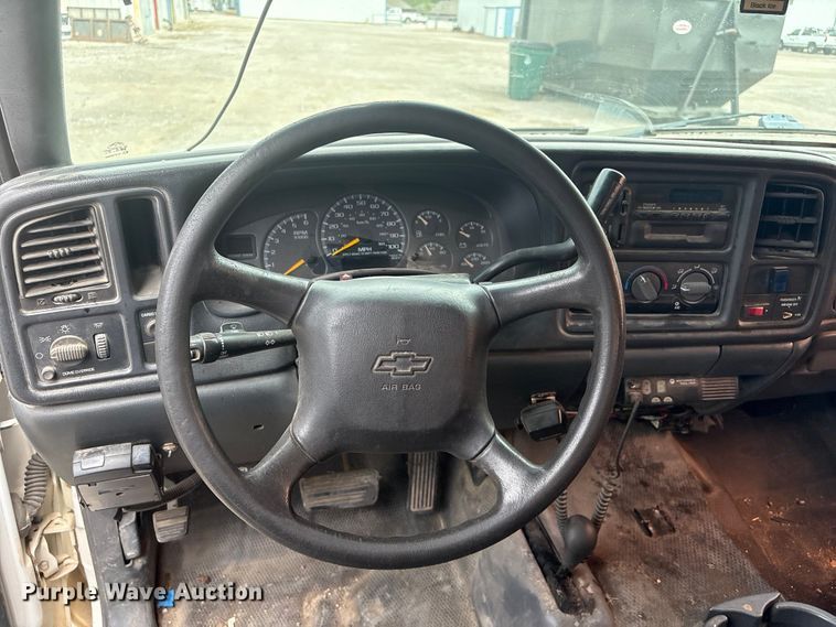 image for item ET5132 2000 Chevrolet 1500 Ext. Cab flatbed pickup truck