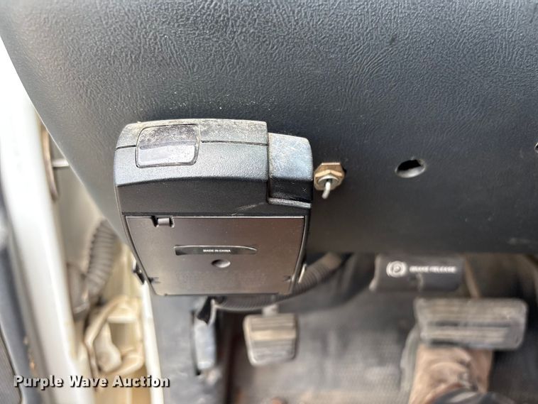 image for item ET5132 2000 Chevrolet 1500 Ext. Cab flatbed pickup truck