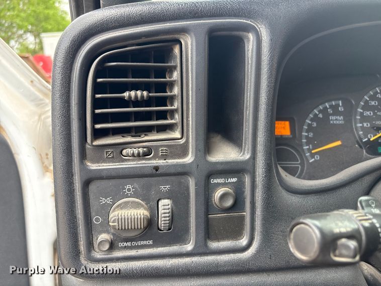 image for item ET5132 2000 Chevrolet 1500 Ext. Cab flatbed pickup truck